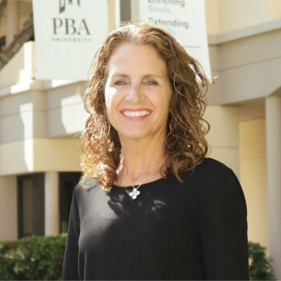 Kathy McKinnon Headshot