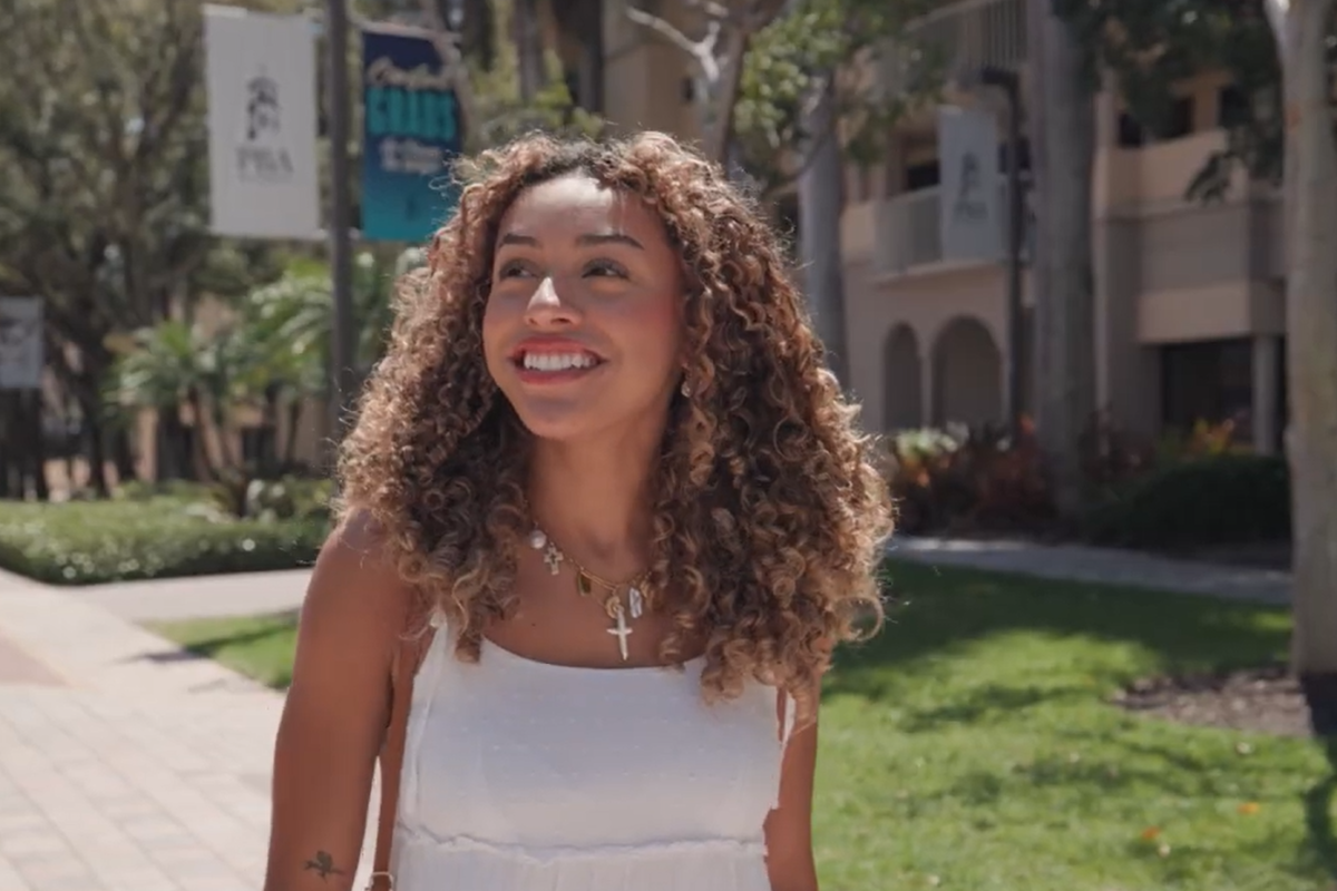 Elizabeth Roman Headshot